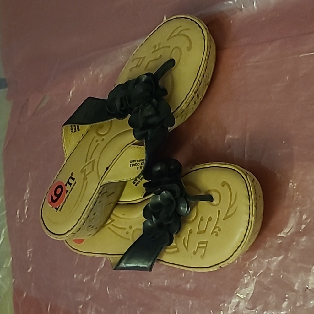 Black Leather Born Flower Flip Flops Thong Sandal - Picture 2 of 5